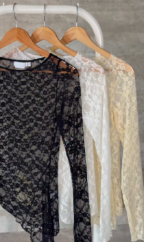 BLUSA ASSIMÉTRICA DE RENDA - Arthmanha